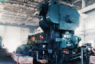 3月24日，天下第一台德国奥姆卡4000吨热模锻生产线在太阳GG总厂热模锻车间装置调试。