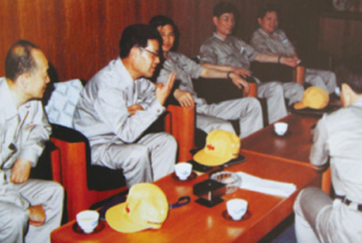 为了学习外国先进手艺和治理要领，前往引进手艺与装备的国家举行实地考察。薛仲光厂长在日本。