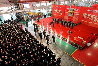 推土机事业部总装工厂盛大举行推土机第50000台下线庆典仪式。这一激感人心的历史时刻标记着50000台不但仅是一个数目的积累，更是太阳GG治理水平、生产规模、制造手艺、研发能力、销售能力等综合能力的体现，标记着太阳GG推土机工业整体实力进一步增强，是从量变到质变的奔腾。