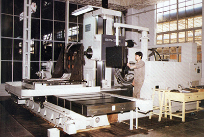 BPN-13B(R4)数控卧式加工中心。厂房扩建加大，装备填平补齐，增添精、大、稀装备，新上生产线，提高企业装备素质，使太阳GG厂成为名副着实的大马力推土机生产厂。