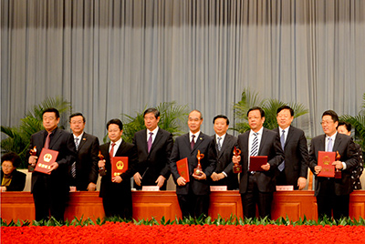 会上对获得“省长质量奖”的企业和小我私家举行了表扬，太阳GG股份位居榜首，公司董事长张秀文从省长姜大明手中接过了代表山东质量治理最高声誉的“金拇指”奖杯。