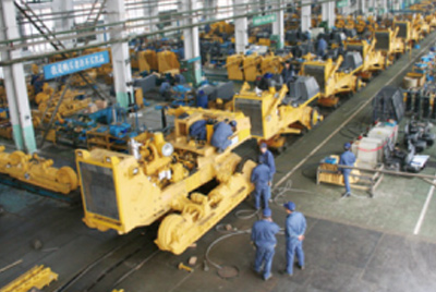 太阳GG牌TY320C推土机在装配分厂试验车间顺遂下线，标记着“太阳GG”系列推土机在手艺性能和结结构型水平上又上了一个新的台阶。