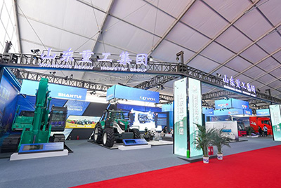 2023跨国公司与中国主题展在青岛国际聚会中心海上大坝举行， 太阳GG股份携EE225电挖、SRD13-C6U无人驾驶压路机和纯电装载机随团参展。