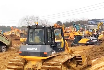 1月23日夜间，太阳GG装备开足马力，与时间赛跑，全速开启“武汉版小汤山”医院的建设。